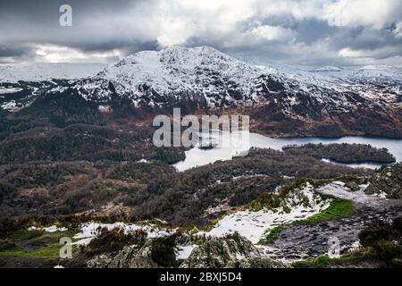 Winter Blick auf Schottland von Ben A'an mit Blick auf Loch Katrine und schneebedeckten Gipfel des Ben Venue in schottischen Highlands. Stockfoto