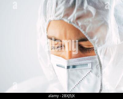 Schutz vor ansteckenden Krankheiten, Coronavirus. Weibliche Arzt trägt chirurgische hygienische Gesicht medizinische Maske. Müder Wissenschaftler. Studio Foto, weiß e Stockfoto