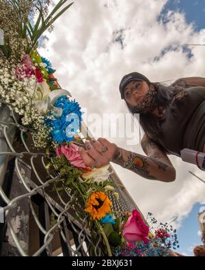 New York City, USA. Juni 2020. Ein Teilnehmer legt am Sonntag, den 7. Juni 2020, Blumen auf einen Zaun in der 125. Straße und Lexington in New York City, bevor der „Tanz für George – EIN friedlicher Protest für Gerechtigkeit“ beginnt. Die Blumen sollten „Schwarze Leben sind wichtig“ buchstabieren. Credit: Shoun A. Hill/Alamy Live News Stockfoto