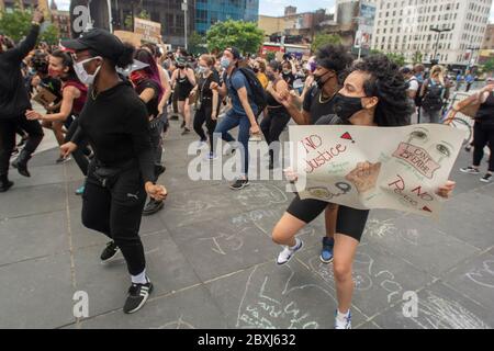 New York City, USA. Juni 2020. Die Teilnehmer machen die elektrische Folie während des „Tanzes für George – EIN friedlicher Protest für Gerechtigkeit“. Quelle: Shoun A. Hill/Alamy Live News Stockfoto