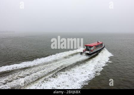 Schnelle Fähre zwischen dem niederländischen Festland (Friesland) und der Insel Ameland Stockfoto