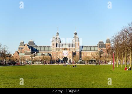 Ruhiges Amsterdam (Niederlande) während der Covid-19 Krise, Ansichten des Museumplein (Rijks Museum, Van Gogh) in der Regel überfüllt mit Touristen. Stockfoto