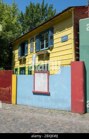 Bunte Holz- und Wellblechbauten im La Boca-Viertel von Buenos Aires, Argentinien, Südamerika Stockfoto