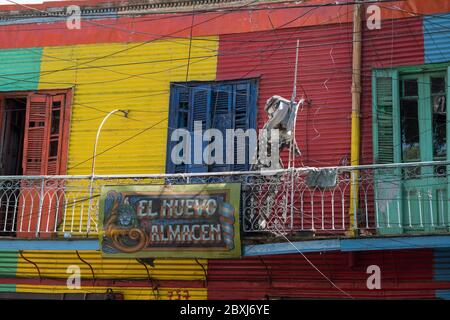 Bunte Holz- und Wellblechbauten im La Boca-Viertel von Buenos Aires, Argentinien, Südamerika Stockfoto