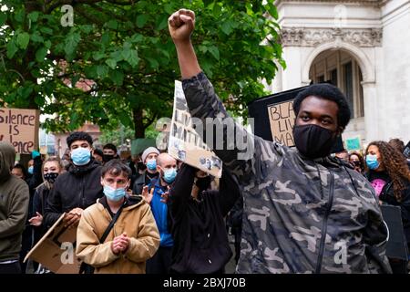 Manchester, Großbritannien. Juni 2020... Tausende friedliche Demonstranten kommen als Teil der Bewegung Black Lives Matter im Stadtzentrum von Manchester in Massen heraus. Kredit: Gary Mather/Alamy Live News Stockfoto