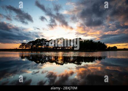 Sonnenuntergang am Hatchet Pond bei Beaulieu im New Forest, Hampshire UK Stockfoto