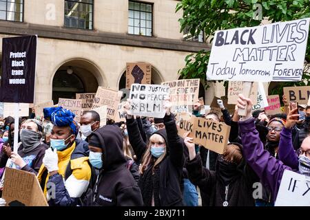 Manchester, Großbritannien. Juni 2020... Tausende friedliche Demonstranten kommen als Teil der Bewegung Black Lives Matter im Stadtzentrum von Manchester in Massen heraus. Kredit: Gary Mather/Alamy Live News Stockfoto