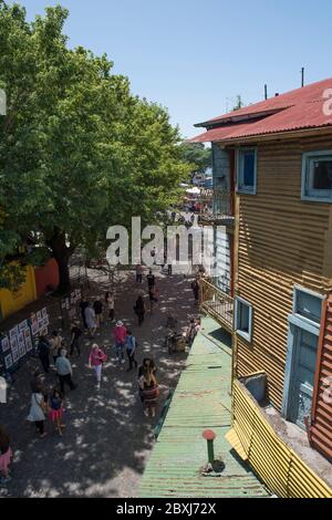 Eine geschäftige Straßenszene im La Boca Viertel von Buenos Aires, Argentinien, Südamerika Stockfoto