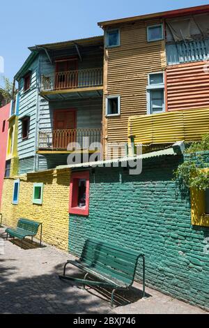 Bunte Holz- und Wellblechbauten im La Boca-Viertel von Buenos Aires, Argentinien, Südamerika Stockfoto