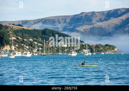 Seekajak in Akarou Bay, Canterbury, Neuseeland. Stockfoto