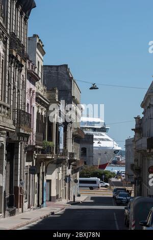 Blick auf die Straße im historischen Zentrum von Montevideo mit Blick auf den Hafen. Uruguay, Südamerika. Stockfoto