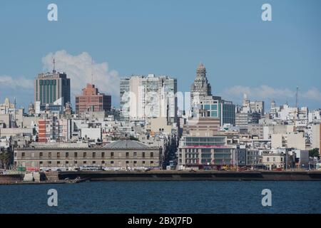 Die Skyline von Montevideo von den Anflügen zum Hafen aus gesehen. Uruguay, Südamerika Stockfoto