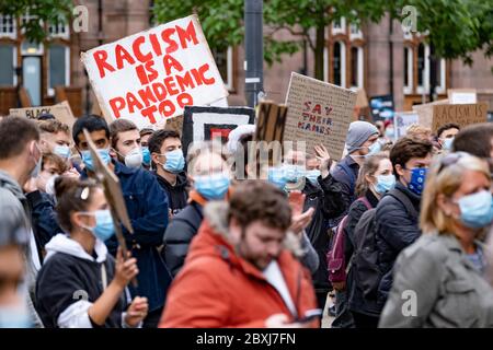Manchester, Großbritannien. Juni 2020... Tausende friedliche Demonstranten kommen als Teil der Bewegung Black Lives Matter im Stadtzentrum von Manchester in Massen heraus. Kredit: Gary Mather/Alamy Live News Stockfoto
