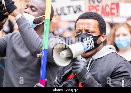 Manchester, Großbritannien. Juni 2020... Tausende friedliche Demonstranten kommen als Teil der Bewegung Black Lives Matter im Stadtzentrum von Manchester in Massen heraus. Kredit: Gary Mather/Alamy Live News Stockfoto