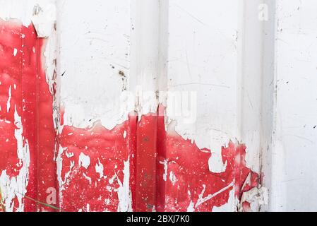 Rostig weiß rot Metall Wand mit gelben Mustern Metall Rost Textur Hintergrund kopieren Raum für Textstruktur Stockfoto