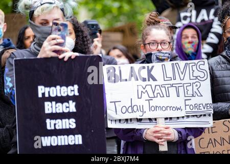 Manchester, Großbritannien. Juni 2020... Tausende friedliche Demonstranten kommen als Teil der Bewegung Black Lives Matter im Stadtzentrum von Manchester in Massen heraus. Kredit: Gary Mather/Alamy Live News Stockfoto