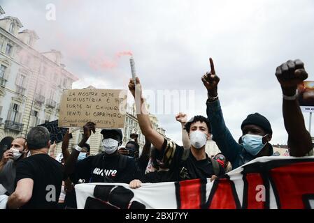 Protestierende während des Black Lives Matter Protestes nach dem Tod von George Floyd am 06. Juni 2020 in Turin, Piazza Castello, Italien. Der Protest h Stockfoto