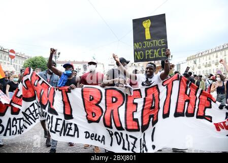 Protestierende während des Black Lives Matter Protestes nach dem Tod von George Floyd am 06. Juni 2020 in Turin, Piazza Castello, Italien. Der Protest h Stockfoto