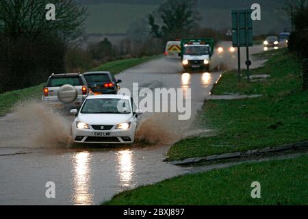 Blitzfluten auf der A40 zwischen Bwlch und Crickhowell in South Powys Wales am 11. Februar 2014. Fahrzeuge fahren durch das Anheben Wasser achtern Stockfoto