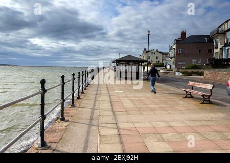 Promenade neben Meersee, West Kirby, Wirral Stockfoto