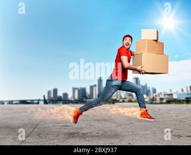 Kurier mit feurigen Füßen hat eine Menge Boxen zur Lieferung. Emotionaler Ausdruck. Stockfoto