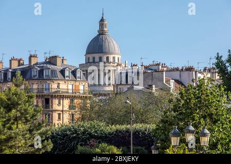 Paris, Frankreich - 1. Juni 2020: Dome Pantheon vom Notre Dame Platz in Paris aus gesehen Stockfoto