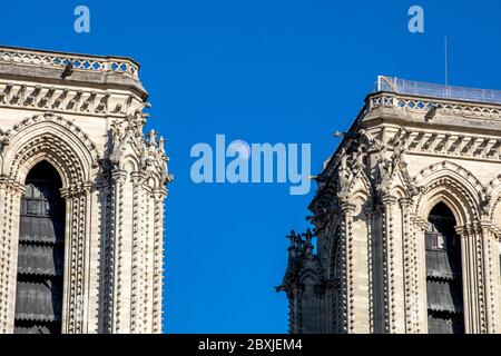 Paris, Frankreich - 1. Juni 2020: Wunderschöne Aussicht auf die Kathedrale Notre-Dame mit einem schwachen Mond darüber in Paris Stockfoto