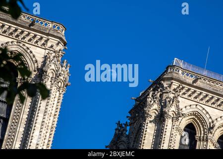 Paris, Frankreich - 1. Juni 2020: Wunderschöne Aussicht auf die Kathedrale Notre-Dame mit einem schwachen Mond darüber in Paris Stockfoto