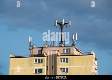 Wohngebäude aus der kommunistischen Ära mit Antennen auf der Spitze in Danzig, Polen. 27. Mai 2020 © Wojciech Strozyk / Alamy Stock Photo *** Ortsunterschrift * Stockfoto