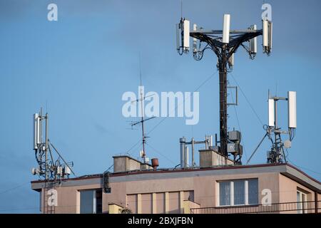 Wohngebäude aus der kommunistischen Ära mit Antennen auf der Spitze in Danzig, Polen. 27. Mai 2020 © Wojciech Strozyk / Alamy Stock Photo *** Ortsunterschrift * Stockfoto