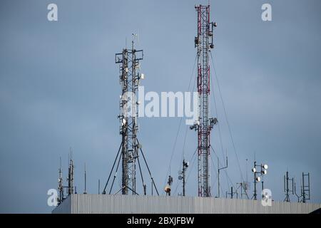 Wohngebäude aus der kommunistischen Ära mit Antennen auf der Spitze in Danzig, Polen. 27. Mai 2020 © Wojciech Strozyk / Alamy Stock Photo Stockfoto