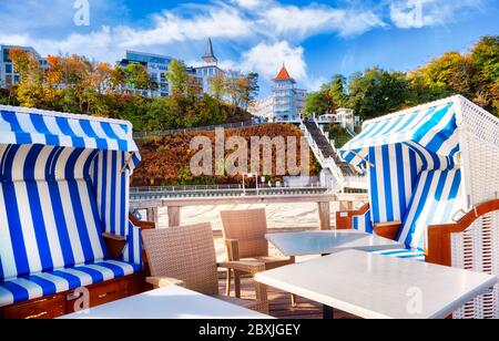 Körbe mit Tischen an der Pier von Sellin mit Blick auf den Strand an einem schönen Sommertag Stockfoto