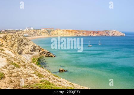 Die Küste, Klippen und türkisfarbenes Meer in Praia do Tonel, Sagres nahe Cape St. Vincent, dem südwestlichsten Punkt Portugals und des europäischen Festlandes Stockfoto