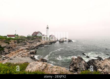 Der Portland Head Lighthouse, gelegen an der Küste von Maine, im Nebel. Stockfoto