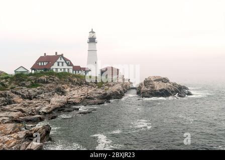 Der Portland Head Lighthouse, gelegen an der Küste von Maine, im Nebel. Stockfoto