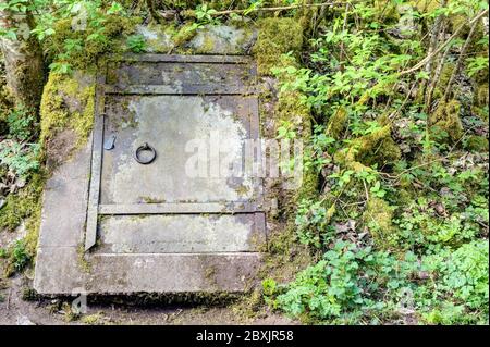 Tür in die U-Bahn. Eiserne Tür eines alten Steinkellers. Stockfoto