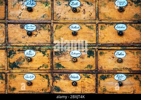 11. August 2017, Cesky Krumlov, Tschechische Republik. Antike Gewürztruhe in der Küche mit Schubladen. Handgefertigte Retro-Möbel. Stockfoto