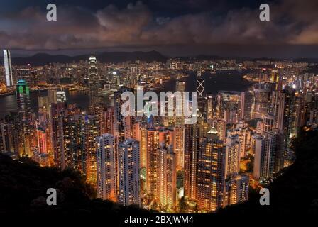 Ikonische Aussicht vom Gipfel von Hong Kong und Kowloon City Skyline bei Nacht Stockfoto