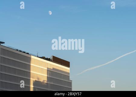 Mailand, Lombardei, Italien: Moderne Gebäude in der Nähe des Alvar Aalto Platzes. Stockfoto