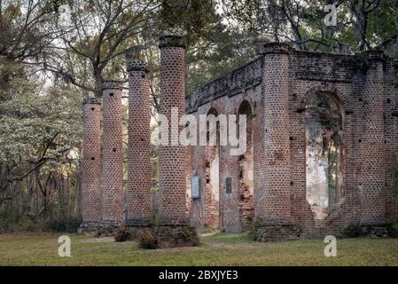 Überreste der Old Sheldon Church, gelegen in Beaufort County, South Carolina. Die Kirche wurde in den 1740er Jahren erbaut und während des Bürgerkrieges 1865 verbrannt. Stockfoto