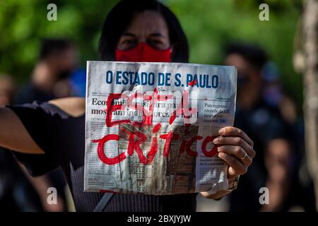 Sao Paulo, Brasilien. Juni 2020. Demonstranten hängten eine Puppe an einen Baum, der Präsident Jair Bolsonaro symbolisierte. Am Sonntag (07) fand in Larga da Batata in São Paulo friedlich unter den Demonstranten ein Protest gegen den Präsidenten statt. (Foto: Antonio Molina/Fotoarena) Quelle: Foto Arena LTDA/Alamy Live News Stockfoto