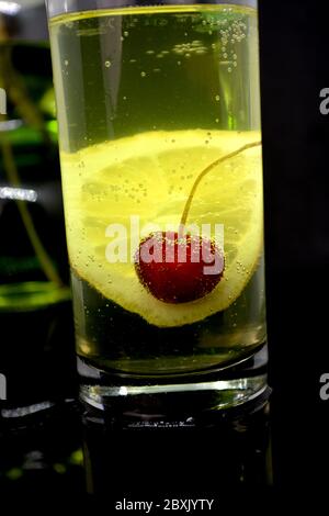 Trinken Sie mit Zitrone und Zedernfrüchten Stockfoto