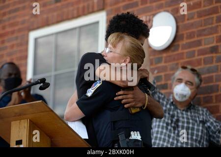 USA - 7. Juni 2020: Der Polizeichef von Purcellville, Cynthia McAlister, wird von dem ehemaligen Loudoun Valley-Studenten Joshua Fox umarmt, der einen Impas gegeben hatte Stockfoto