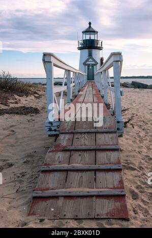 Brand Point Lighthouse, auf der Insel Nantucket in Massachusetts gelegen, dekoriert für die Feiertage mit einem Weihnachtskranz und gekreuzten Rudern. Stockfoto