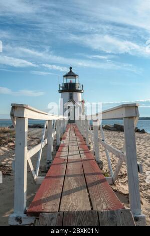 Brand Point Lighthouse, auf der Insel Nantucket in Massachusetts gelegen, dekoriert für die Feiertage mit einem Weihnachtskranz und gekreuzten Rudern. Stockfoto