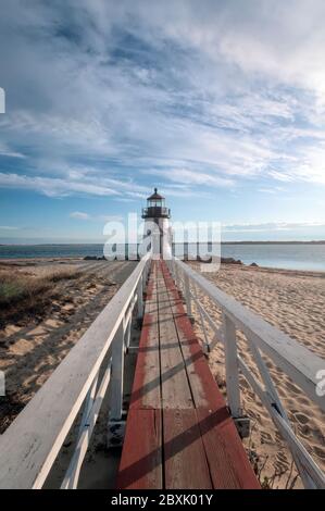 Brand Point Lighthouse, auf der Insel Nantucket in Massachusetts gelegen, dekoriert für die Feiertage mit einem Weihnachtskranz und gekreuzten Rudern. Stockfoto