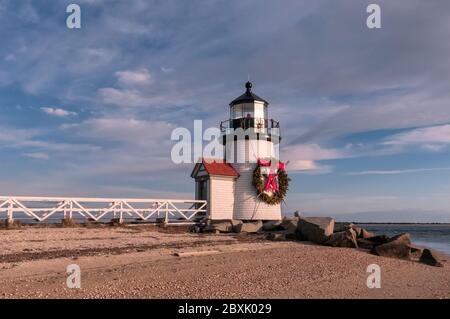 Brand Point Lighthouse, auf der Insel Nantucket in Massachusetts gelegen, dekoriert für die Feiertage mit einem Weihnachtskranz und gekreuzten Rudern. Stockfoto