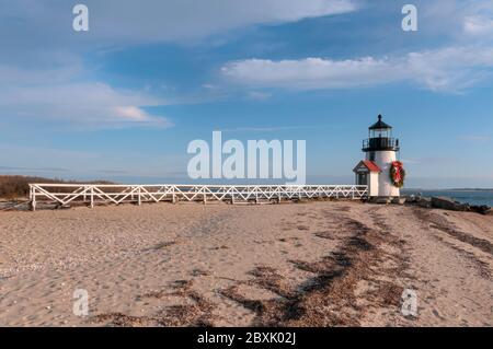 Brand Point Lighthouse, auf der Insel Nantucket in Massachusetts gelegen, dekoriert für die Feiertage mit einem Weihnachtskranz und gekreuzten Rudern. Stockfoto