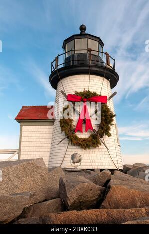 Brand Point Lighthouse, auf der Insel Nantucket in Massachusetts gelegen, dekoriert für die Feiertage mit einem Weihnachtskranz und gekreuzten Rudern. Stockfoto