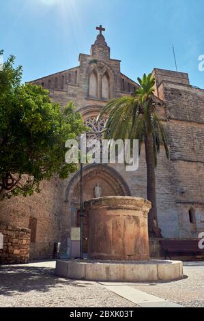 Alcudia Sant Jaume Kirche in der Nähe von römischen Mauer Mallorca Schlossinsel in Balearen-Spanien Stockfoto